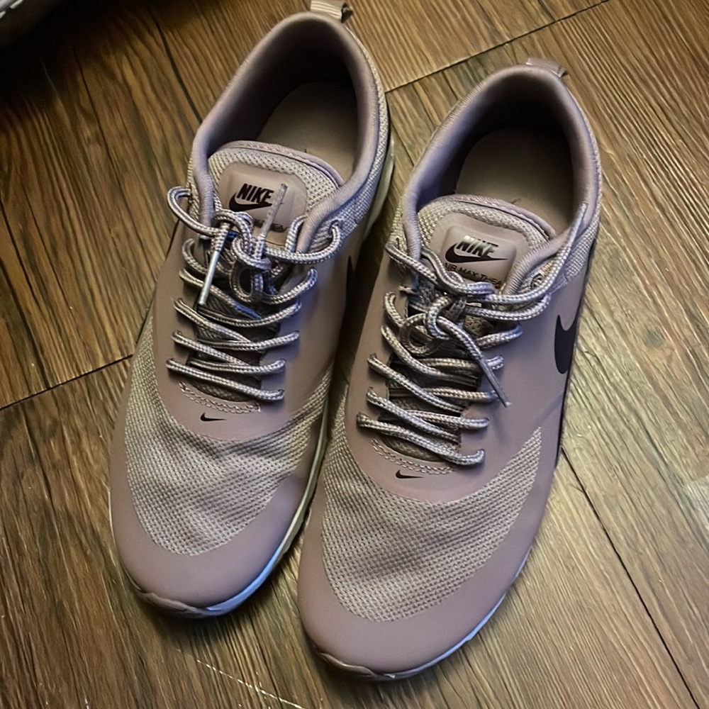 Women Limited Edition Nike Shoes - Picture 6 of 6